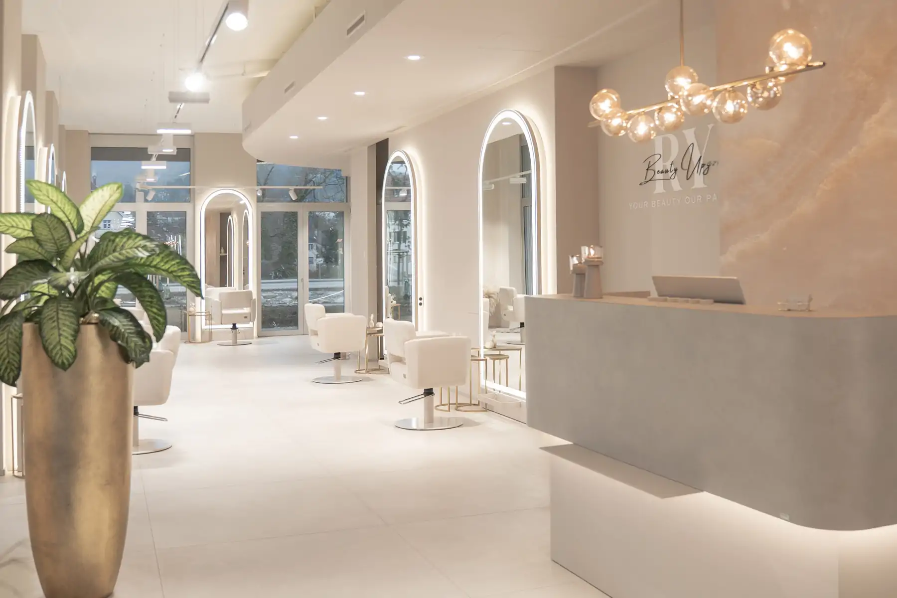 Modern geplanter Friseursalon mit Bedienplätzen und stimmigem Licht
