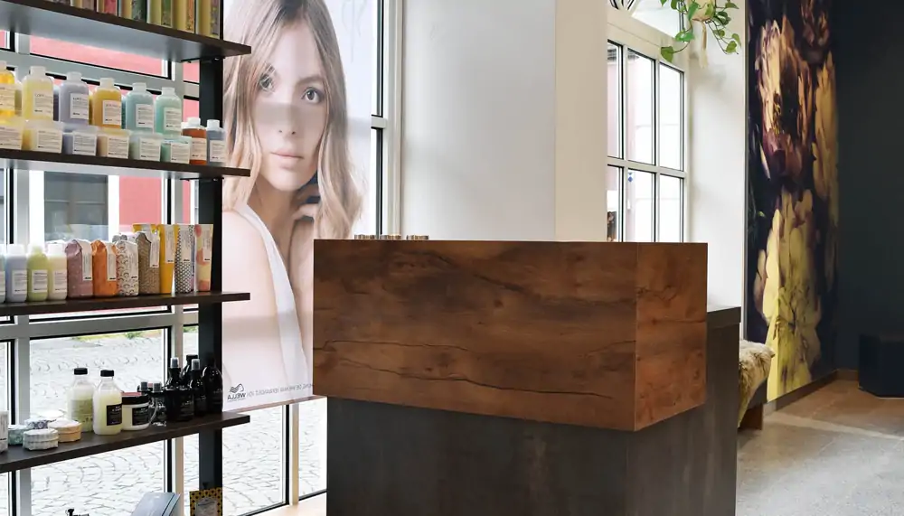 DIE FRISEURIN GINA Referenzbild