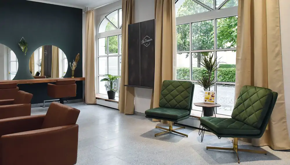 DIE FRISEURIN GINA Referenzbild