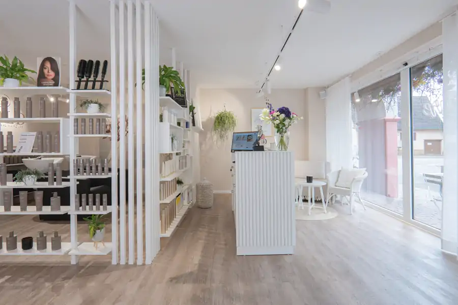 Salon Blooms.Haare Referenzbild